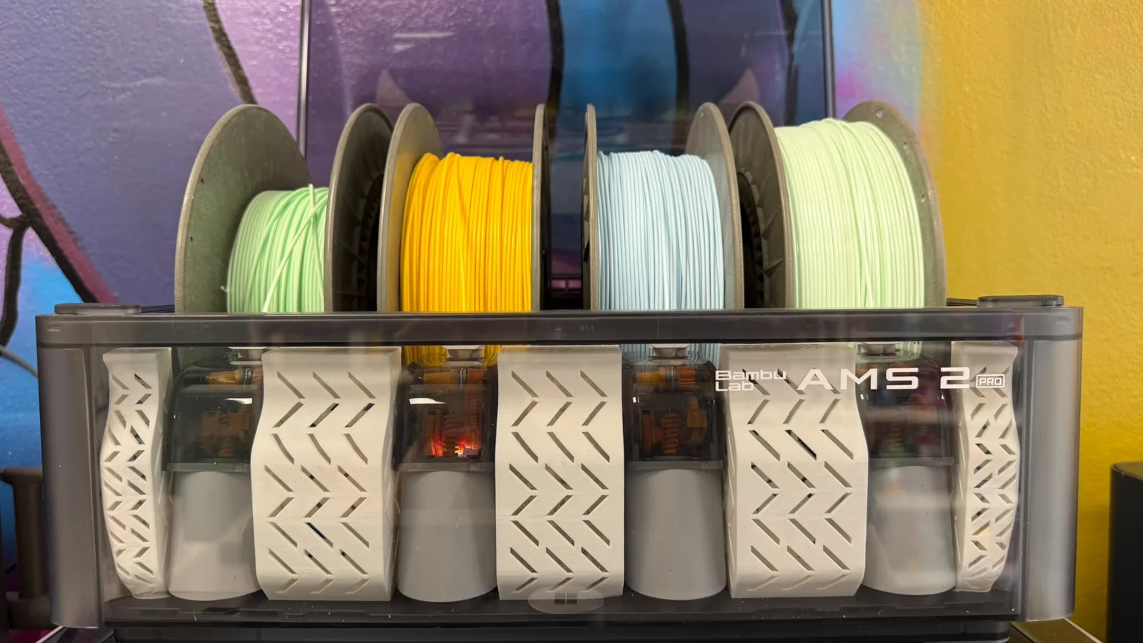 Dettaglio del sistema AMS con bobine colorate nel Lovabyte Hub